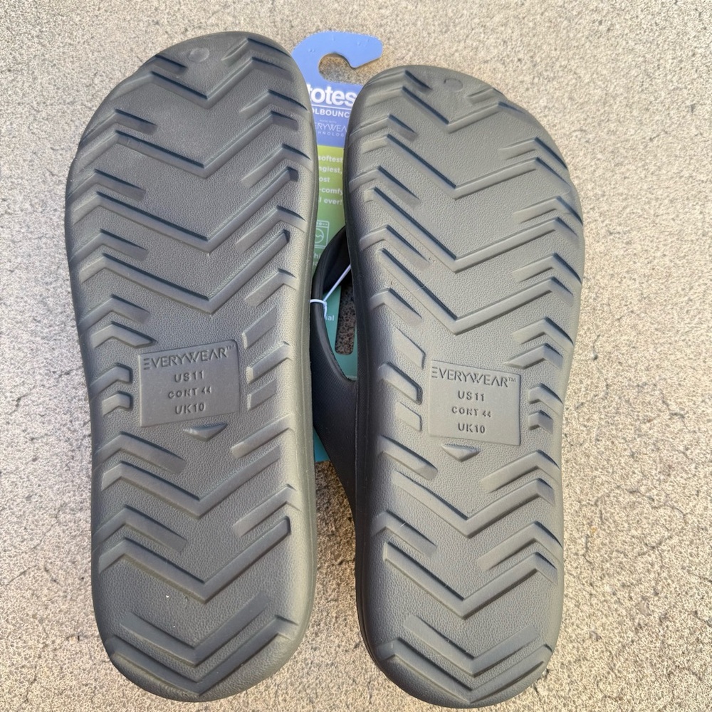 NWT Totes Black Flip Flops - Picture 4 of 7